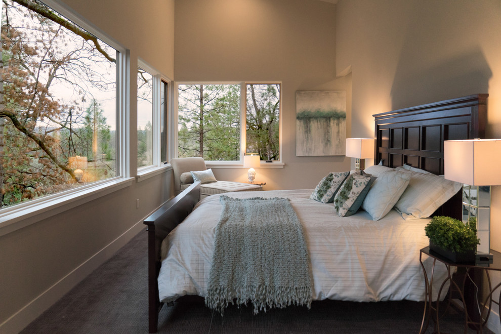 Идея дизайна: хозяйская спальня среднего размера в стиле неоклассика (современная классика) с бежевыми стенами, ковровым покрытием и серым полом без камина