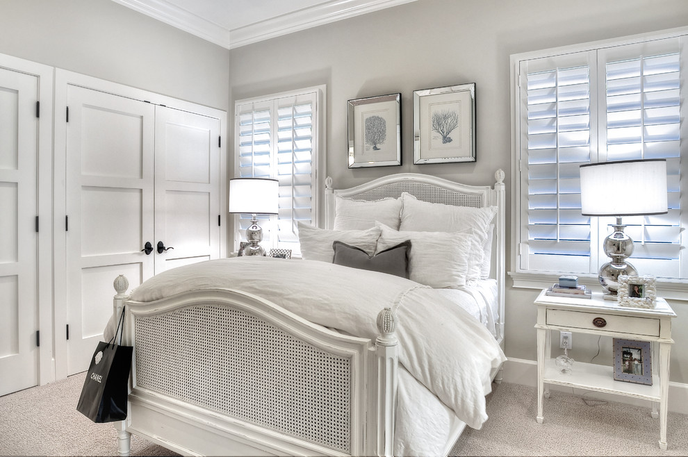 Foto de habitación de invitados contemporánea de tamaño medio sin chimenea con paredes grises, moqueta y suelo beige