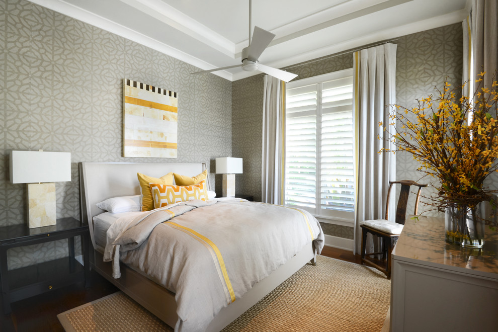 На фото: большая гостевая спальня (комната для гостей) в современном стиле с серыми стенами и темным паркетным полом с