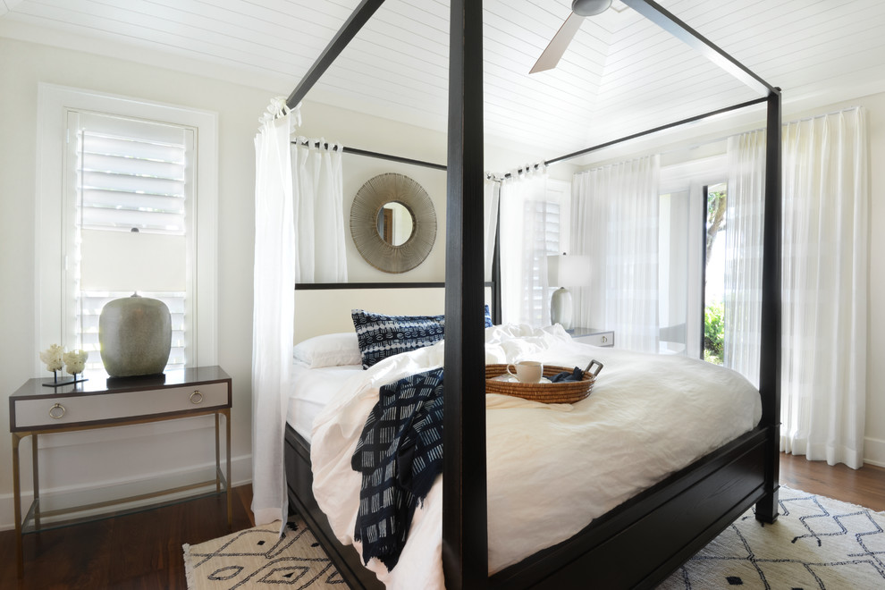 Пример оригинального дизайна: огромная гостевая спальня (комната для гостей) в современном стиле с белыми стенами и темным паркетным полом