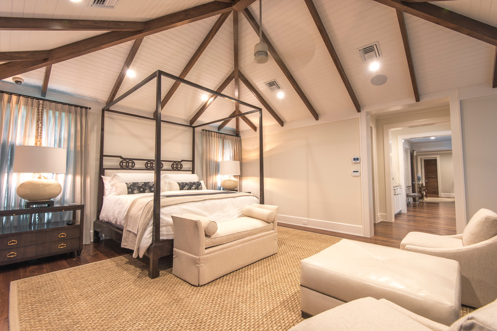 Großes Hauptschlafzimmer ohne Kamin mit beiger Wandfarbe und hellem Holzboden in Tampa