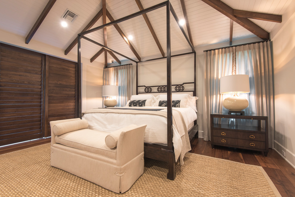 Foto de dormitorio principal exótico grande sin chimenea con paredes beige y suelo de madera clara