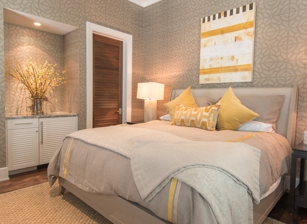 Modelo de habitación de invitados tropical de tamaño medio con paredes beige y suelo de madera oscura