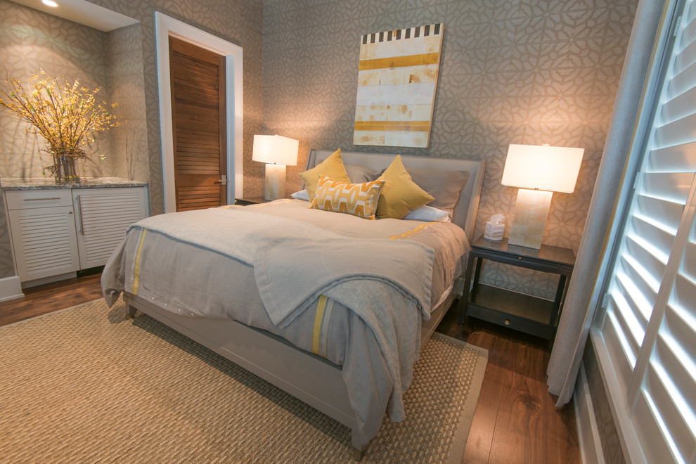 Foto di una camera degli ospiti tropicale di medie dimensioni con pareti beige e parquet scuro