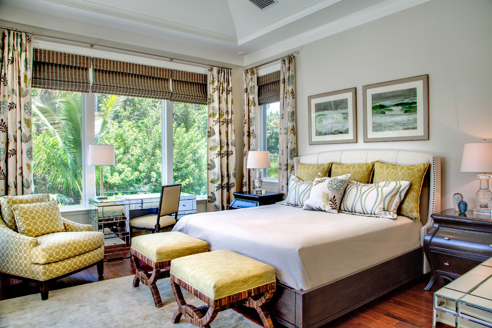 Ejemplo de dormitorio principal clásico renovado grande sin chimenea con paredes grises y suelo de madera en tonos medios