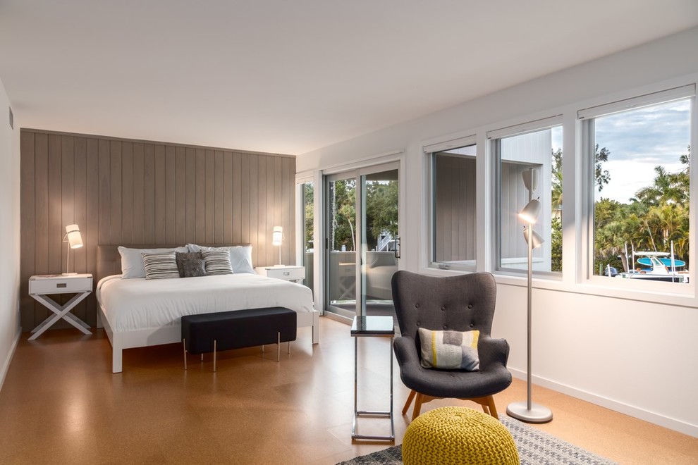 Mittelgroßes Hauptschlafzimmer ohne Kamin mit weißer Wandfarbe, Korkboden und beigem Boden in Tampa