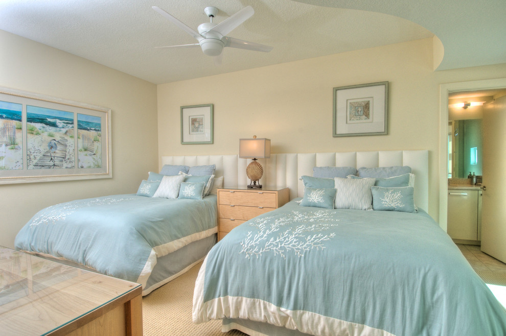 Foto de habitación de invitados tropical de tamaño medio con paredes beige y moqueta