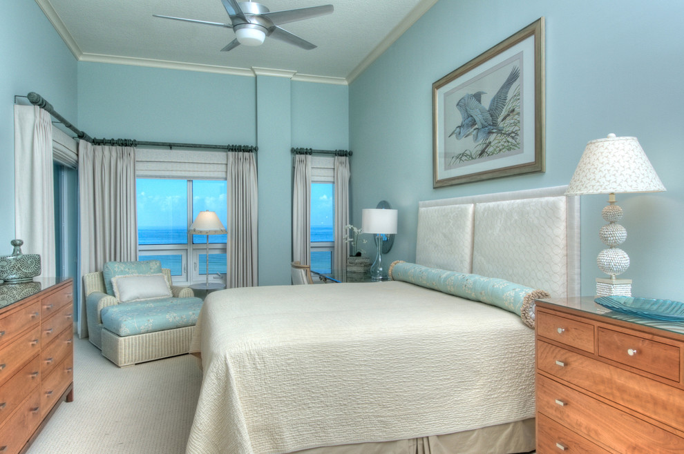 Стильный дизайн: большая гостевая спальня (комната для гостей) в морском стиле с синими стенами и ковровым покрытием - последний тренд
