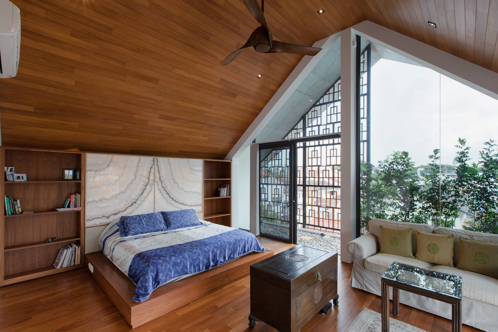 シンガポールにある広いコンテンポラリースタイルのおしゃれな寝室 (無垢フローリング) のインテリア