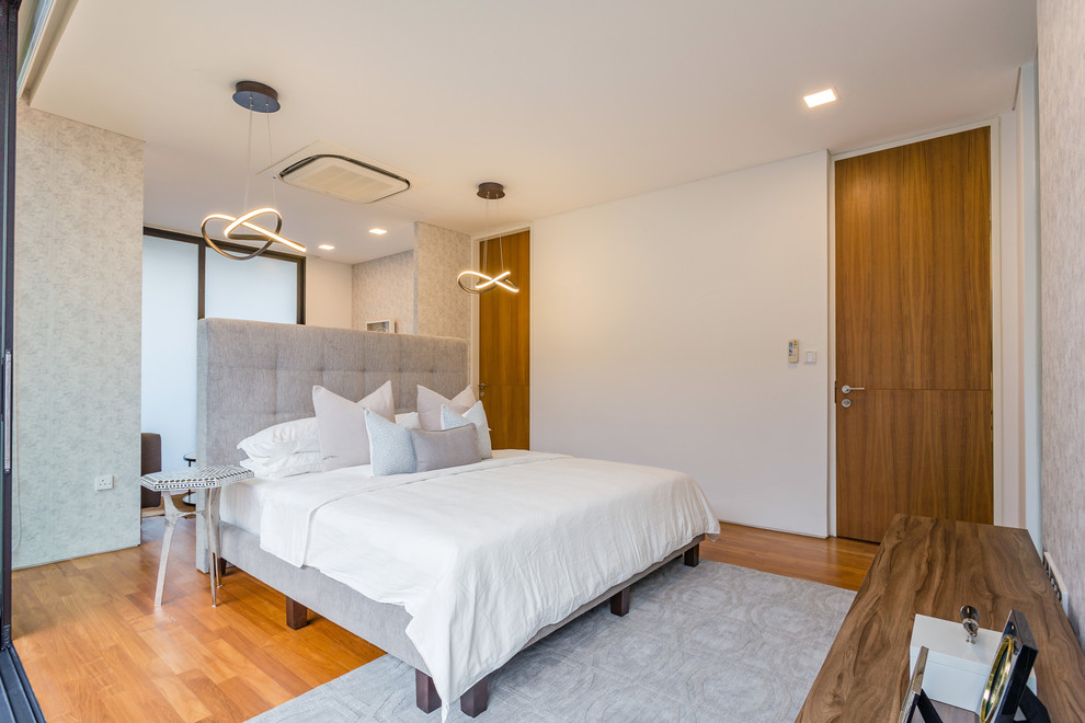 Modelo de dormitorio principal actual con paredes blancas, suelo de madera en tonos medios y suelo naranja