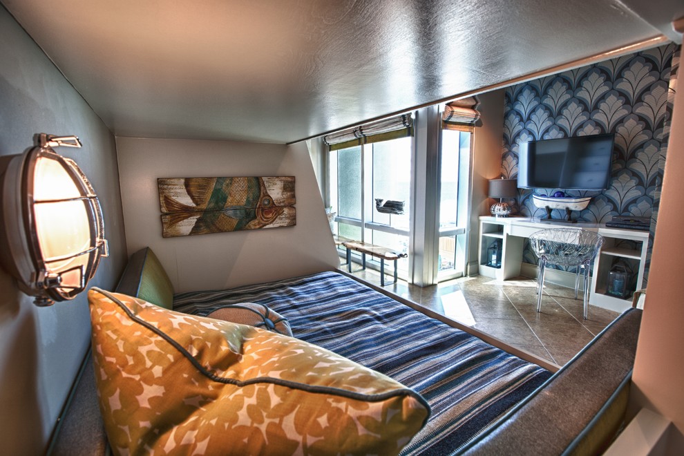 На фото: спальня в морском стиле с разноцветными стенами и телевизором с