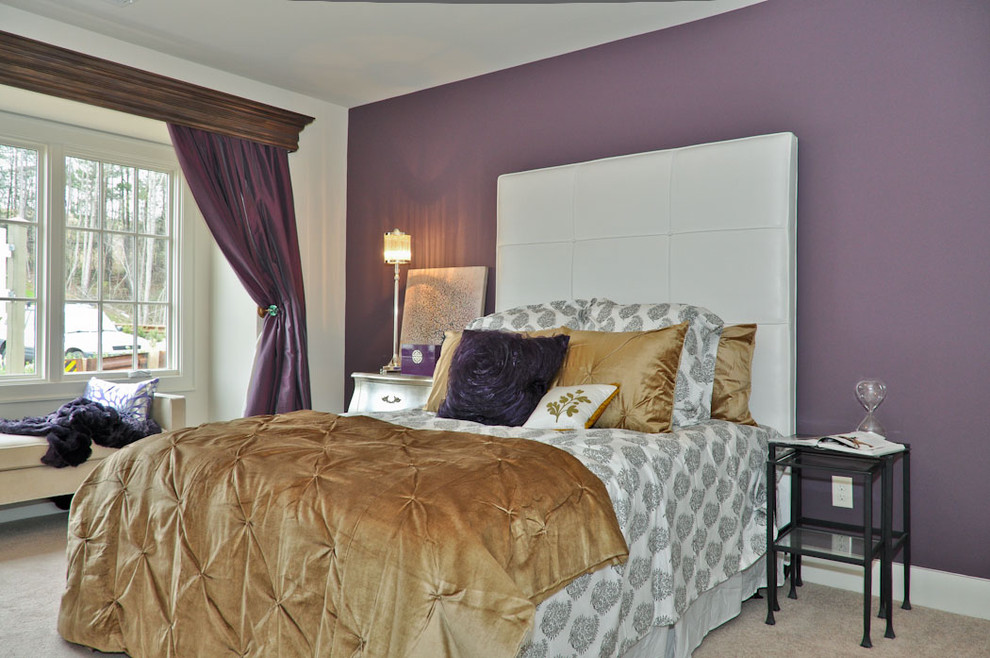 Idee per una camera da letto minimal di medie dimensioni con pareti viola, moquette e nessun camino