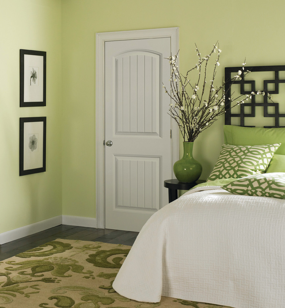 Aménagement d'une petite chambre d'amis contemporaine avec un mur vert, parquet foncé et aucune cheminée.