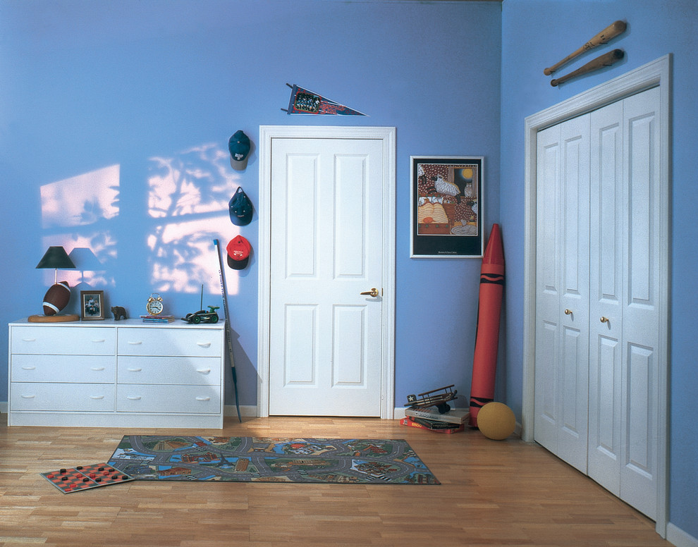 Foto de habitación de invitados clásica pequeña sin chimenea con paredes azules y suelo de madera en tonos medios