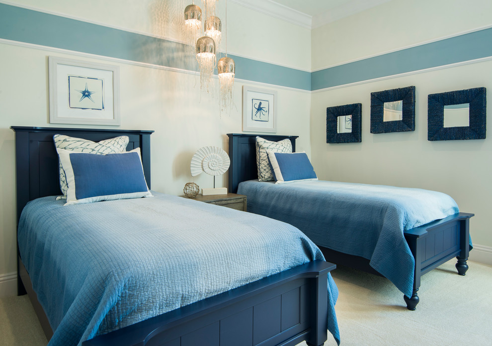 Modelo de dormitorio marinero con paredes beige, moqueta y suelo beige