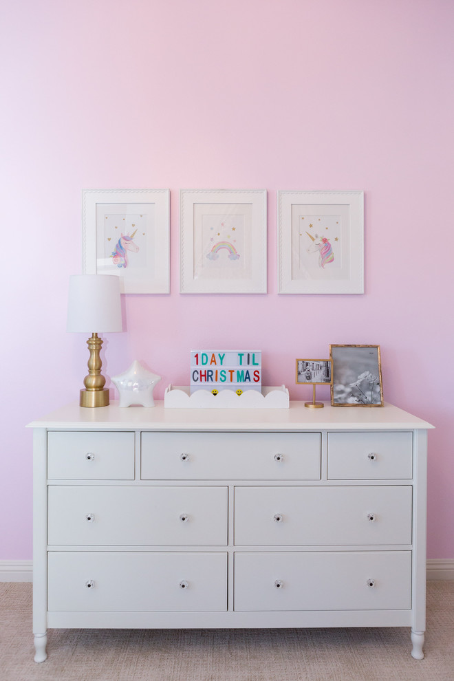 Ispirazione per una piccola camera degli ospiti chic con pareti rosa, moquette e pavimento bianco