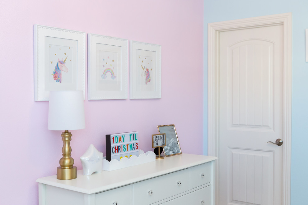 Ispirazione per una piccola camera degli ospiti classica con pareti rosa, moquette e pavimento bianco