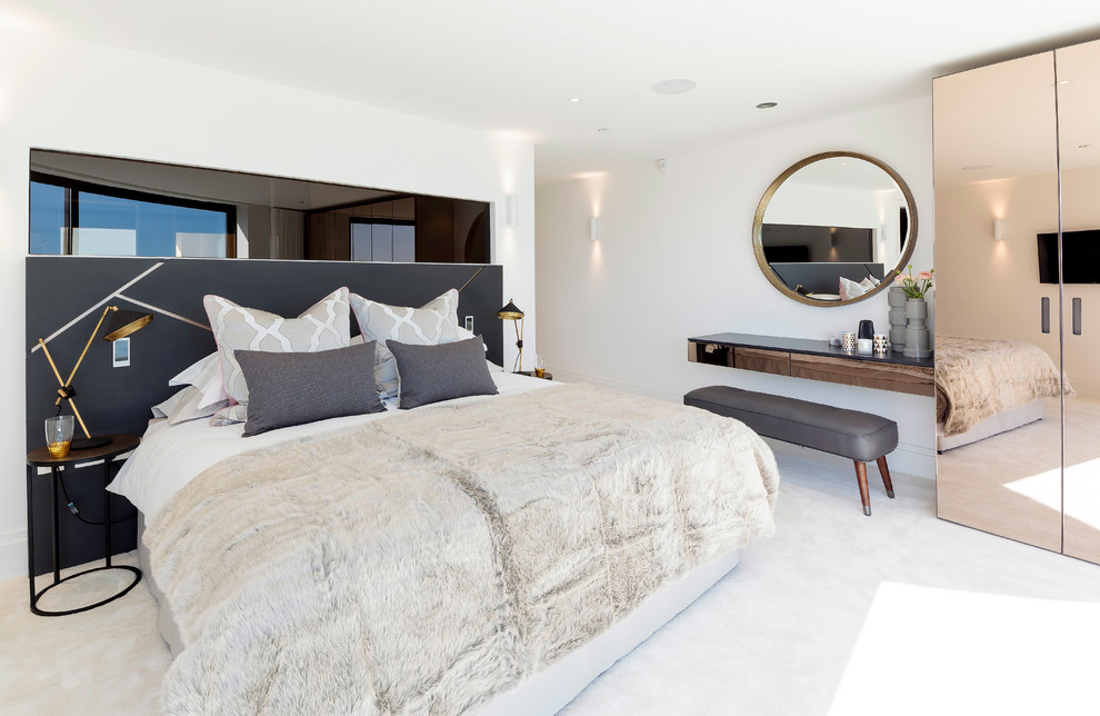 Идея дизайна: спальня в современном стиле с белыми стенами и ковровым покрытием