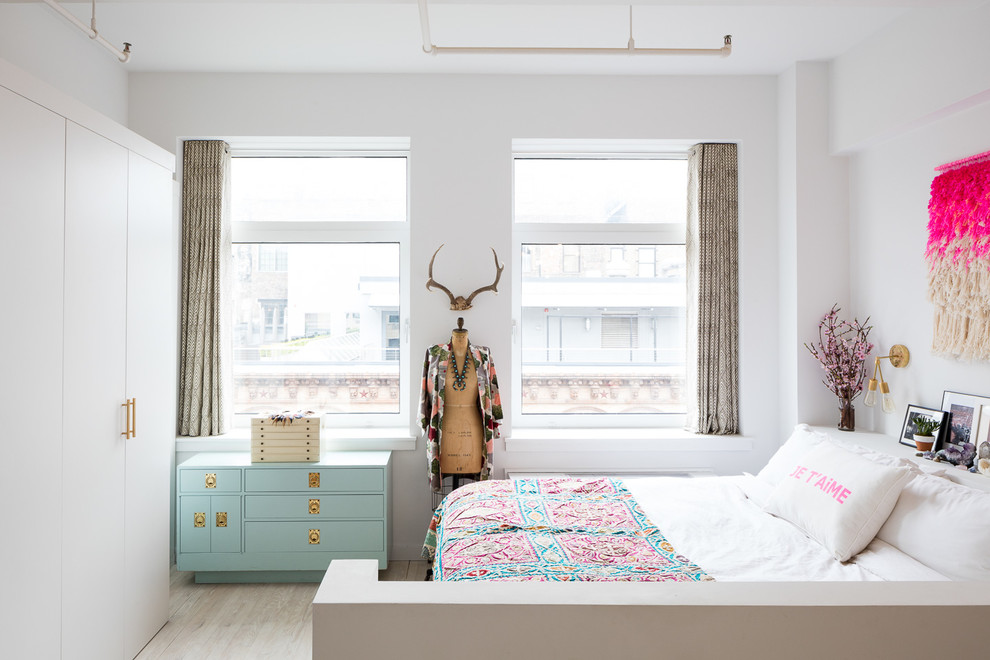 Imagen de dormitorio tipo loft ecléctico pequeño con paredes blancas, suelo de madera clara y suelo beige