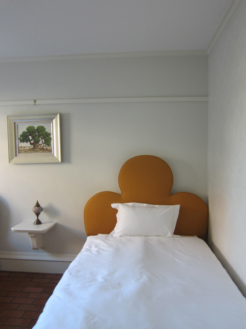 Пример оригинального дизайна: маленькая гостевая спальня (комната для гостей) в стиле неоклассика (современная классика) с кирпичным полом и серыми стенами для на участке и в саду