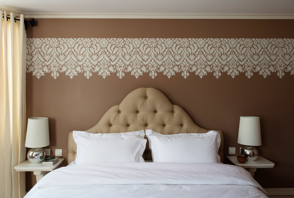 Foto de habitación de invitados clásica de tamaño medio con paredes marrones y moqueta