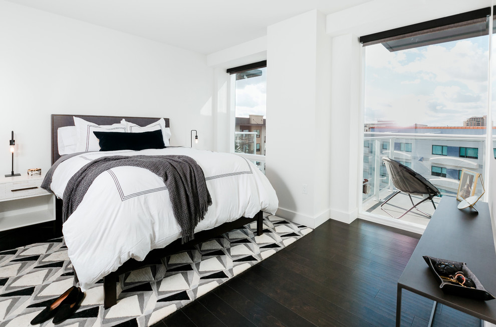Идея дизайна: хозяйская спальня среднего размера в стиле модернизм с белыми стенами, темным паркетным полом и коричневым полом