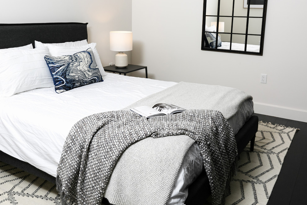 Идея дизайна: хозяйская спальня среднего размера в стиле модернизм с белыми стенами, темным паркетным полом и коричневым полом