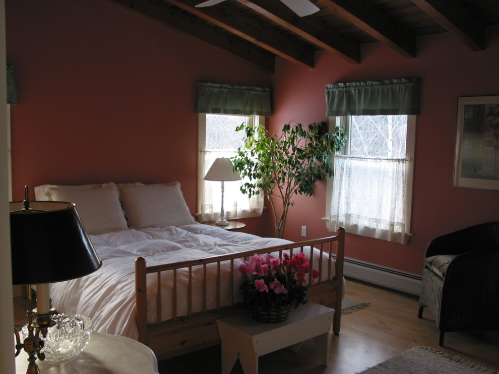 Imagen de habitación de invitados contemporánea con paredes rosas y suelo de madera clara