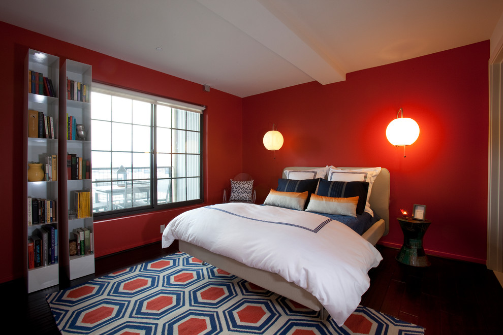 Esempio di una camera degli ospiti boho chic di medie dimensioni con pareti rosse, parquet scuro e nessun camino