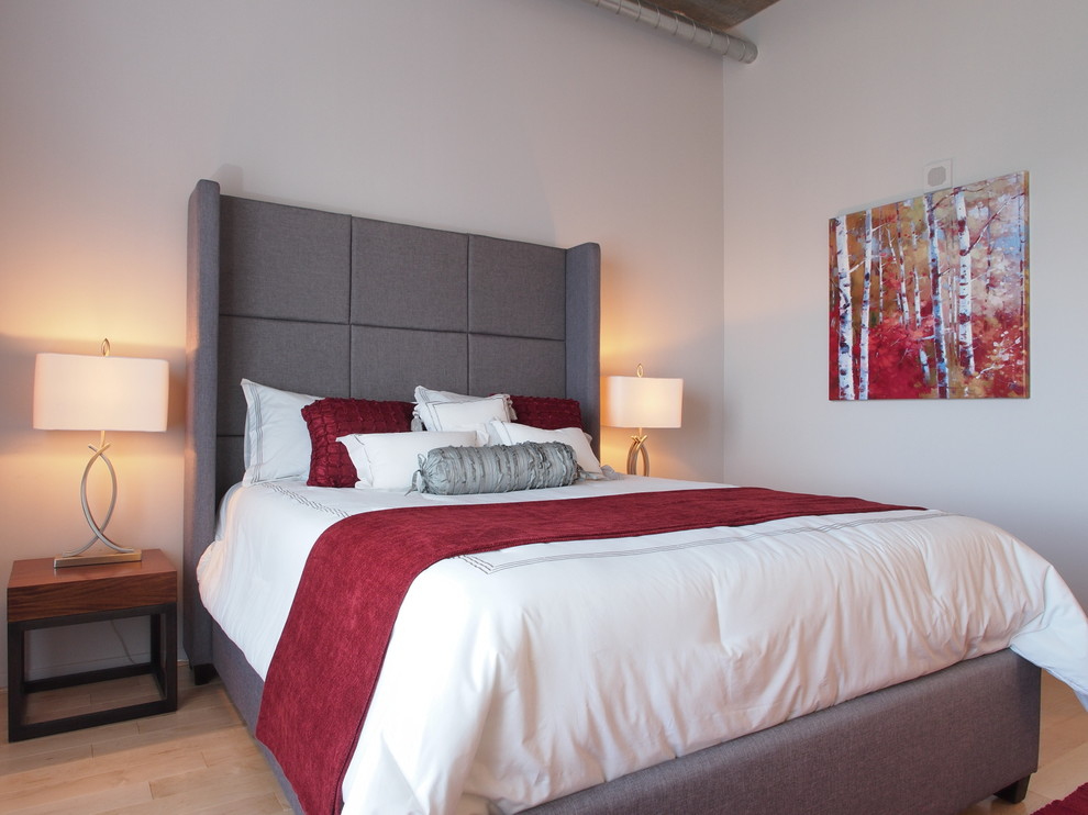 Diseño de habitación de invitados minimalista de tamaño medio con paredes grises, suelo de madera clara y suelo beige