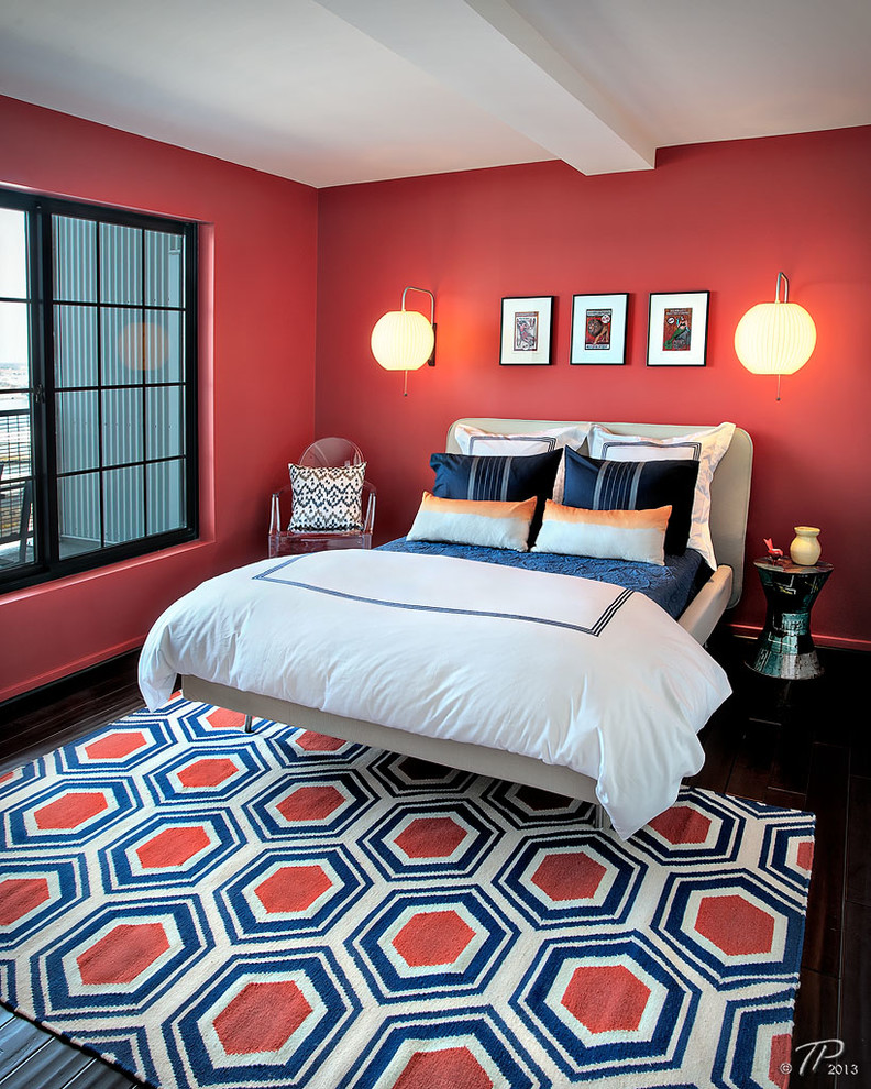 Modelo de habitación de invitados bohemia pequeña sin chimenea con paredes rojas, suelo de madera oscura y suelo negro