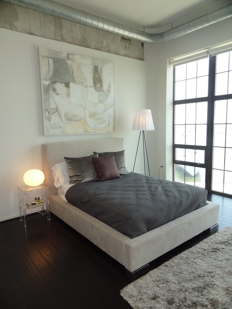Foto di una camera da letto contemporanea con pareti bianche e pavimento in legno verniciato