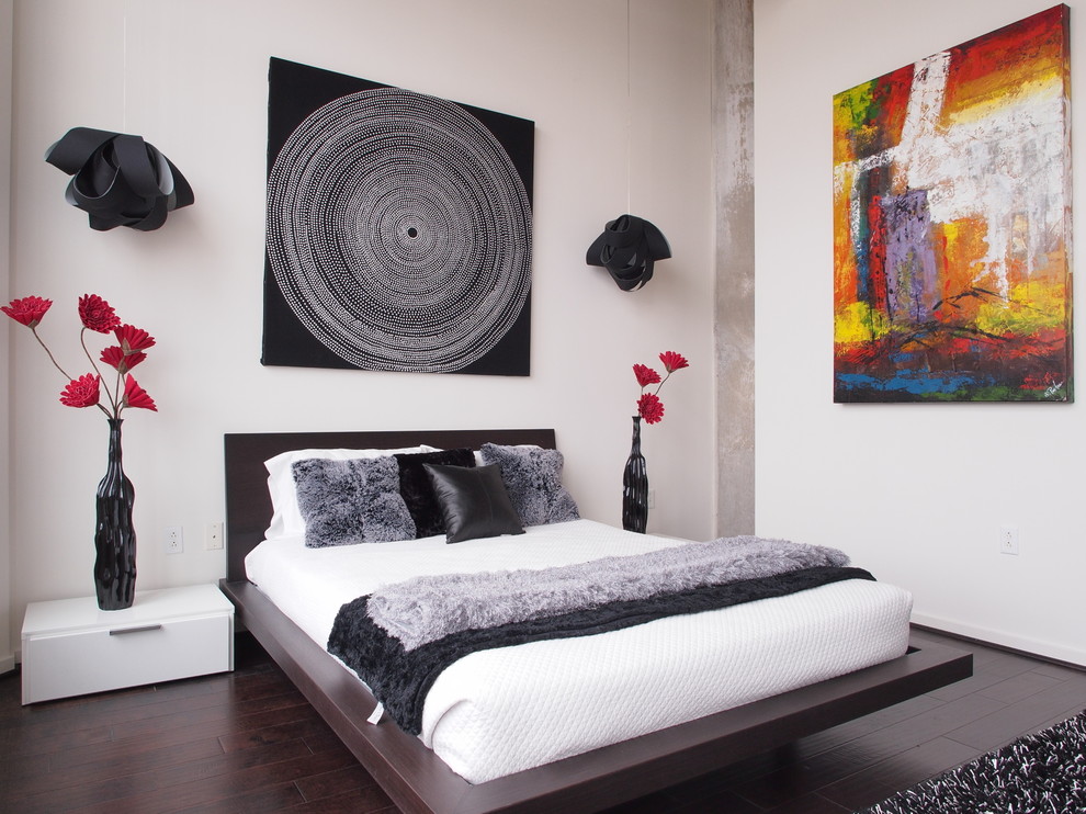 Свежая идея для дизайна: хозяйская спальня среднего размера в современном стиле с темным паркетным полом, бежевыми стенами и коричневым полом без камина - отличное фото интерьера