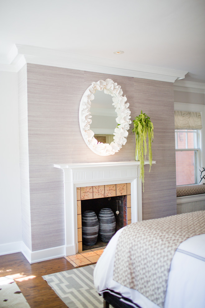 Стильный дизайн: хозяйская спальня среднего размера в стиле неоклассика (современная классика) с серыми стенами, паркетным полом среднего тона и фасадом камина из плитки - последний тренд