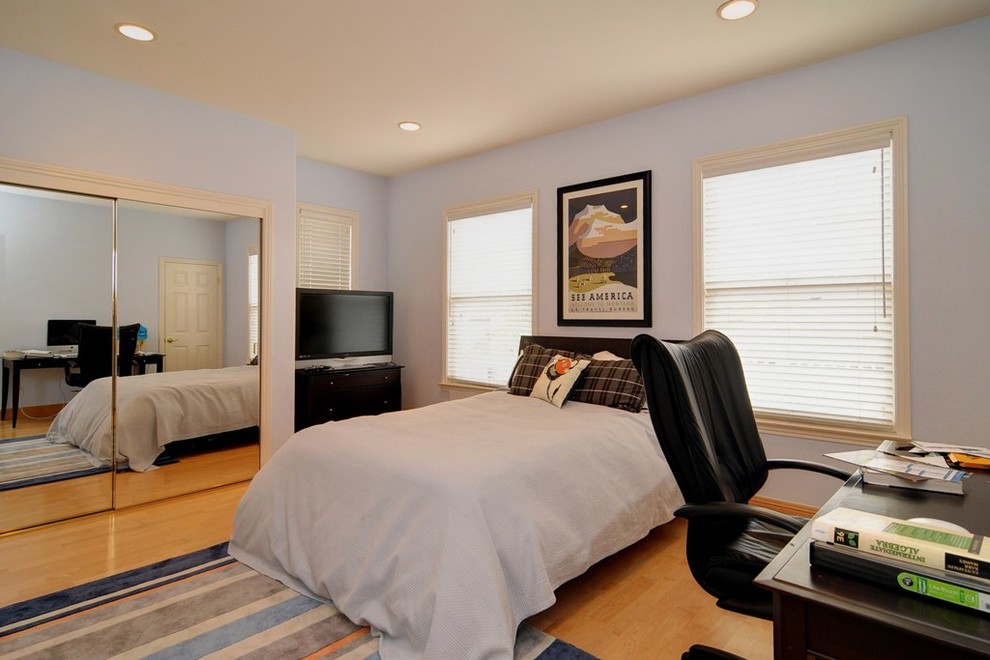 Idee per una piccola camera da letto contemporanea con pareti blu e parquet chiaro