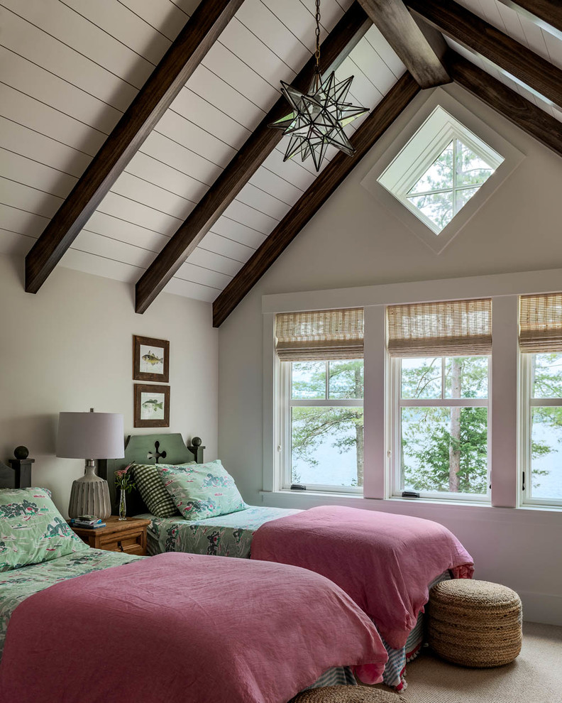 Esempio di una camera degli ospiti american style di medie dimensioni con pareti bianche, moquette e pavimento beige