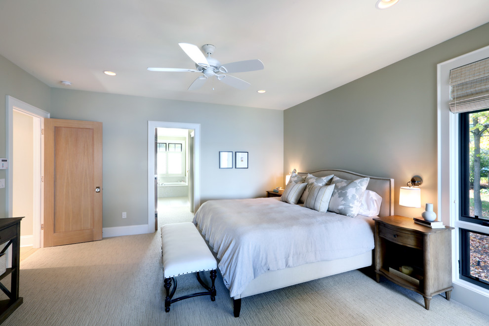 Geräumiges Maritimes Hauptschlafzimmer ohne Kamin mit beiger Wandfarbe und Teppichboden in Grand Rapids