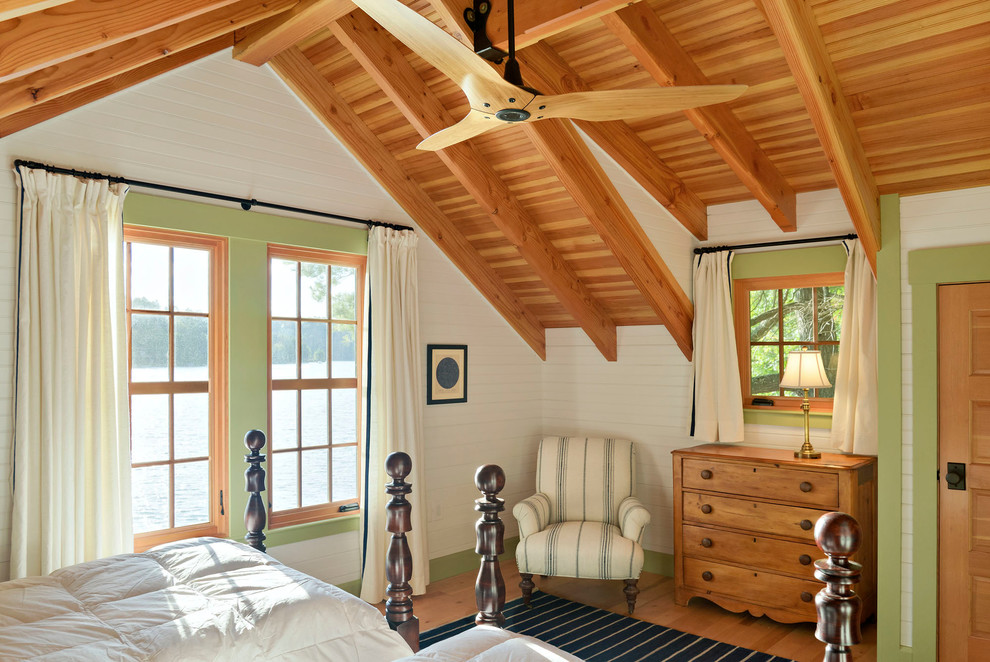 Kleines Uriges Hauptschlafzimmer mit weißer Wandfarbe und hellem Holzboden in Boston