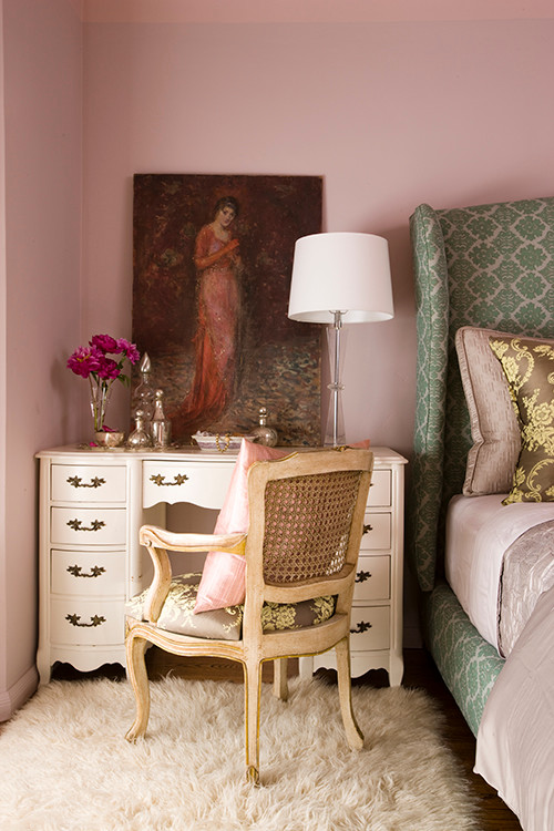 Источник вдохновения для домашнего уюта: гостевая спальня среднего размера, (комната для гостей) в стиле неоклассика (современная классика) с розовыми стенами и темным паркетным полом без камина