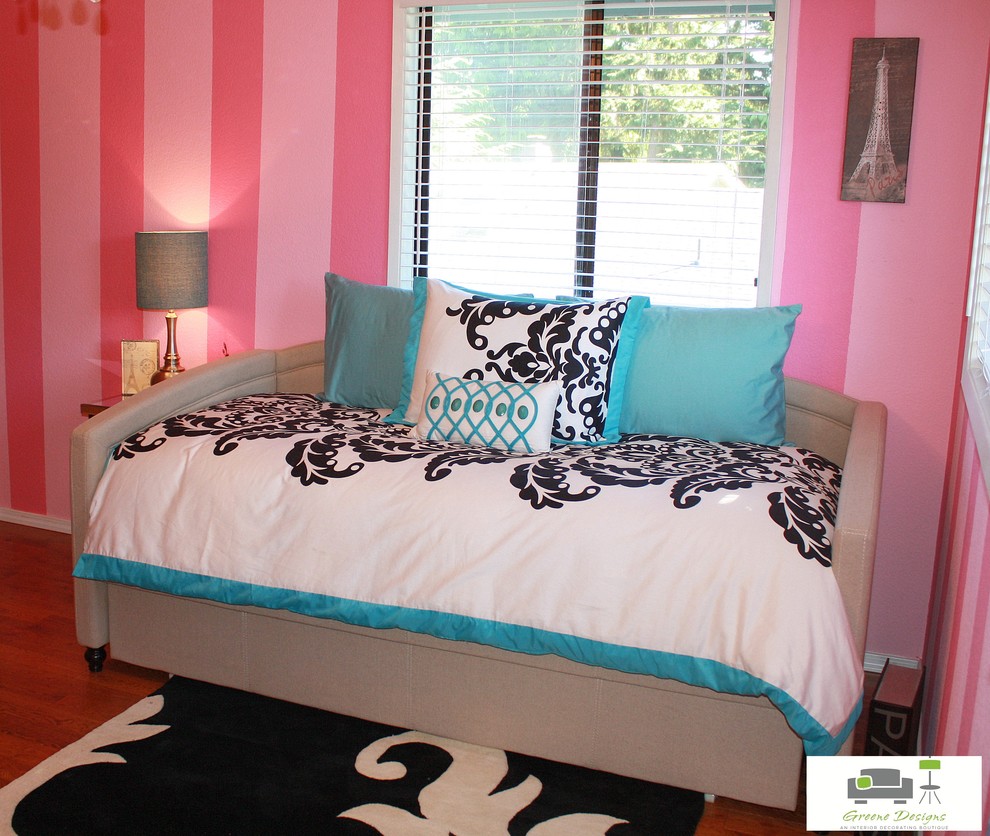Klassisk inredning av ett mellanstort sovrum, med rosa väggar och mellanmörkt trägolv