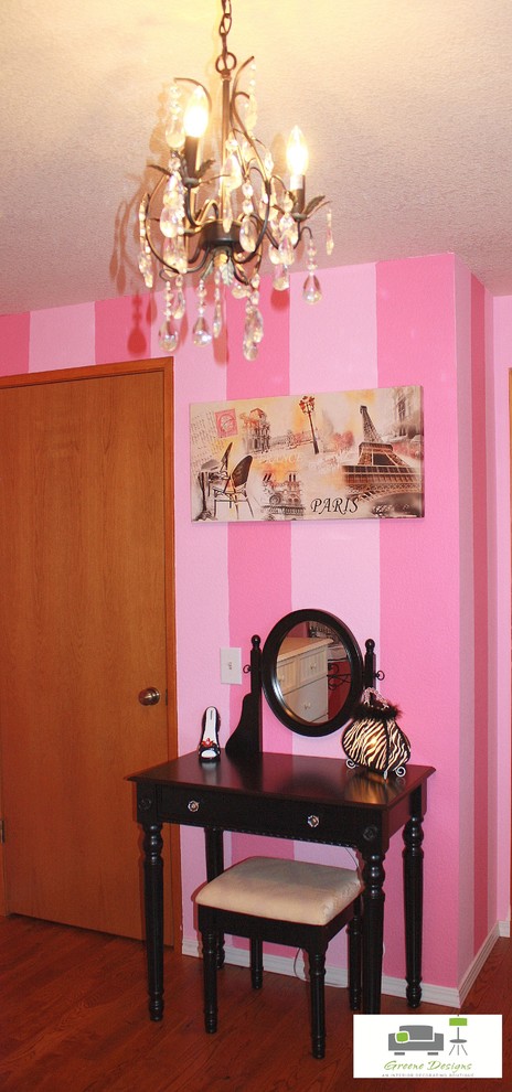 Idée de décoration pour une chambre tradition de taille moyenne avec un mur rose et un sol en bois brun.