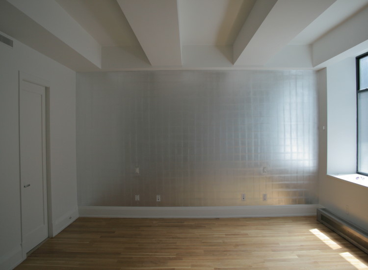 Foto på ett mellanstort funkis huvudsovrum, med vita väggar och ljust trägolv