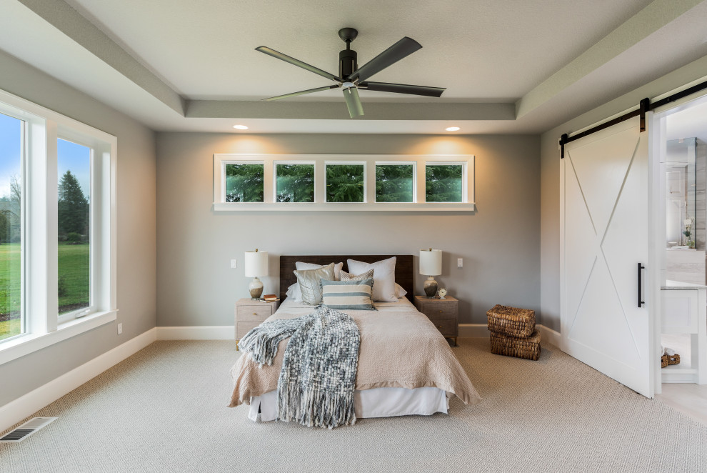 Свежая идея для дизайна: большая хозяйская спальня в стиле неоклассика (современная классика) с серыми стенами, ковровым покрытием и серым полом - отличное фото интерьера