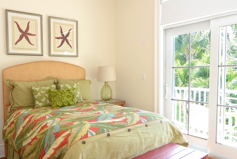 Imagen de habitación de invitados exótica con paredes beige