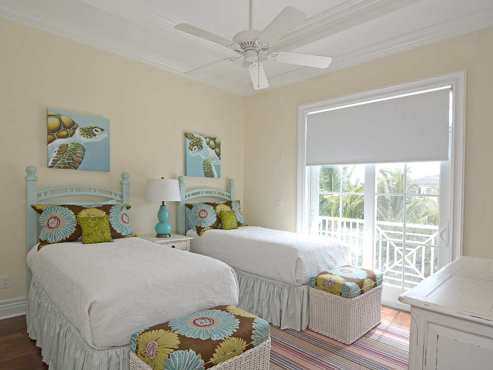 Foto di una camera degli ospiti stile marinaro con pareti beige e pavimento in legno massello medio