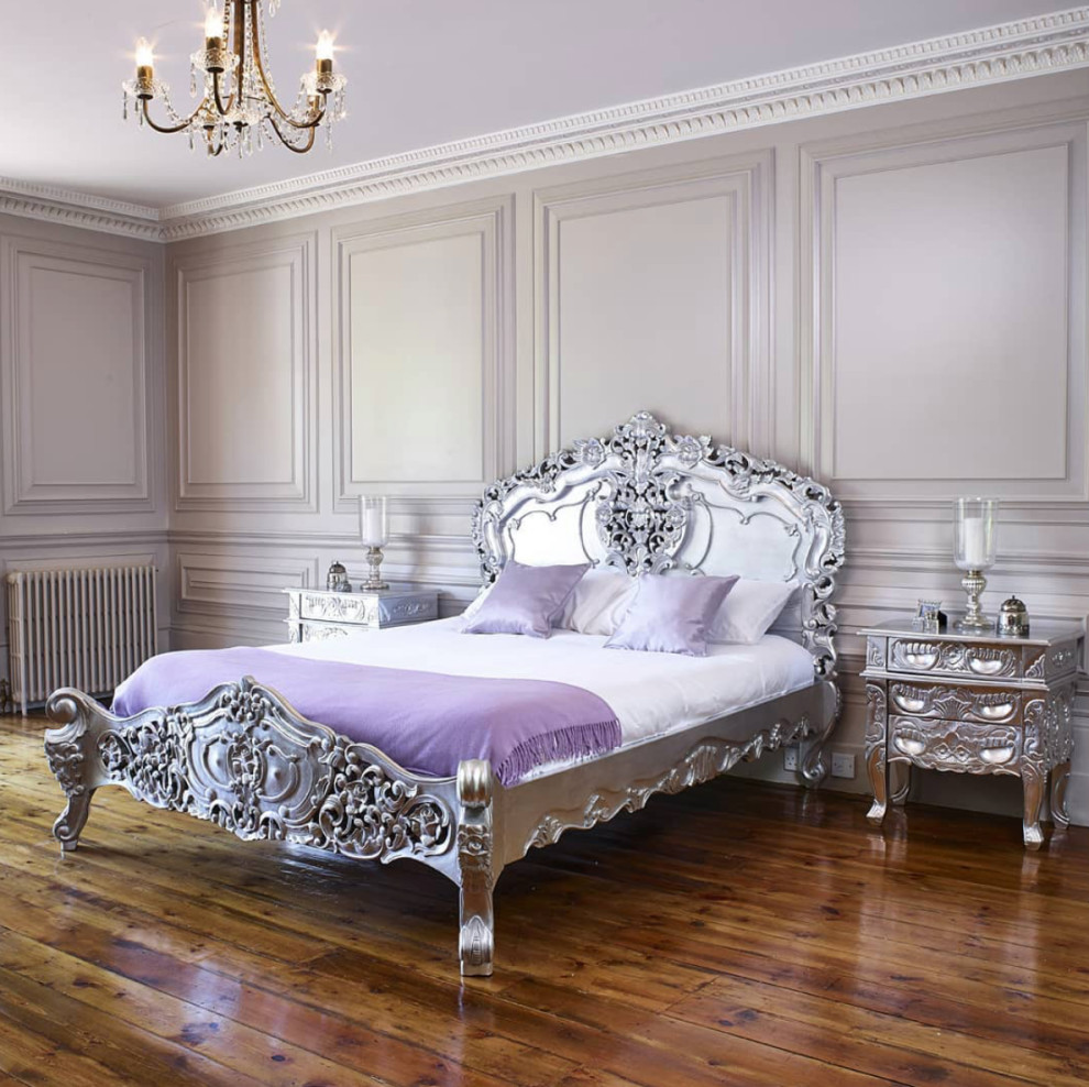 Großes Mid-Century Schlafzimmer mit weißer Wandfarbe, braunem Holzboden, braunem Boden und Wandpaneelen in Buckinghamshire