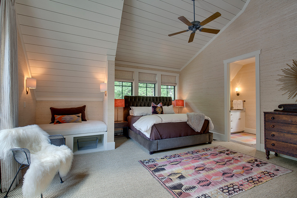 Idee per un'In mansarda camera matrimoniale country con pareti beige e moquette