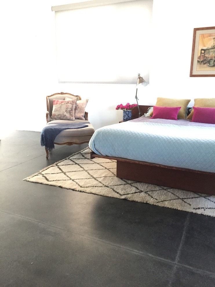 ロサンゼルスにある広いエクレクティックスタイルのおしゃれな主寝室 (白い壁、コンクリートの床、暖炉なし)