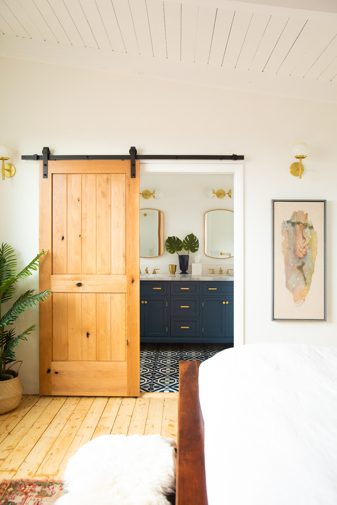 Идея дизайна: хозяйская спальня среднего размера в стиле ретро с белыми стенами, светлым паркетным полом и бежевым полом