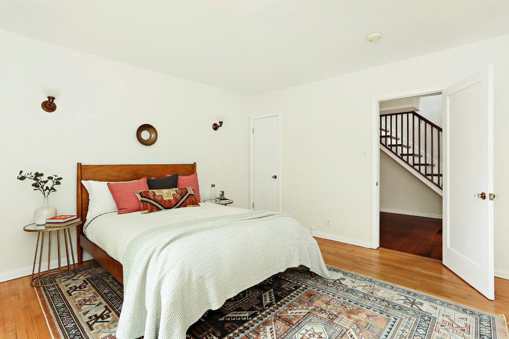 Diseño de habitación de invitados tradicional renovada con paredes beige, suelo de madera en tonos medios y suelo marrón